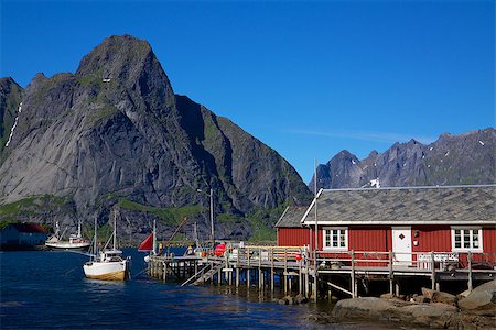 simsearch:400-06946273,k - Fishing huts in town of Reine by the fjord on Lofoten islands in Norway Photographie de stock - Aubaine LD & Abonnement, Code: 400-07313787