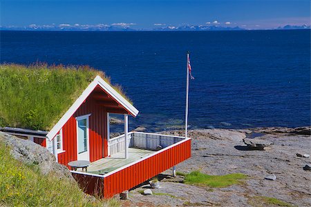 simsearch:400-07313859,k - Typical red holiday hut with sod roof on Lofoten islands in Norway Foto de stock - Super Valor sin royalties y Suscripción, Código: 400-07313798