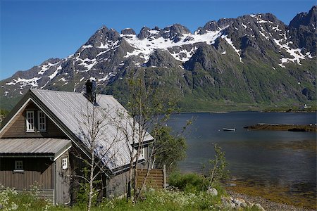 simsearch:400-06946273,k - Wooden hut by the fjord surrounded by snowy peaks of mountains on Lofoten islands in Norway Photographie de stock - Aubaine LD & Abonnement, Code: 400-07313805