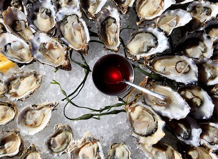 simsearch:400-08917245,k - Opened oysters on ice with red sauce Photographie de stock - Aubaine LD & Abonnement, Code: 400-07324526