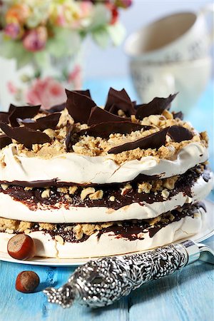 Coffee cake of meringue on blue wooden table. Foto de stock - Super Valor sin royalties y Suscripción, Código: 400-07326053