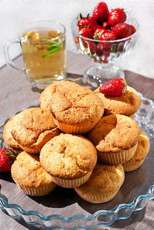 simsearch:400-08093809,k - Fresh homemade muffins with tea and strawberry on the background Foto de stock - Super Valor sin royalties y Suscripción, Código: 400-07326091