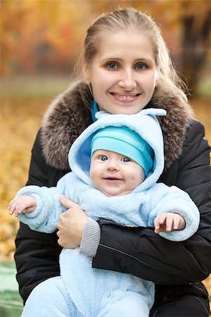 small babies in park - Young woman with baby in autumn park Photographie de stock - Aubaine LD & Abonnement, Code: 400-07326149