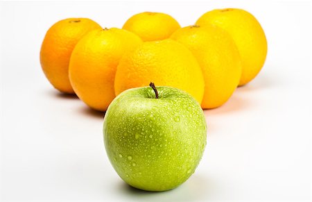 pool wet - oranges and apple like billiard balls on grey background Foto de stock - Super Valor sin royalties y Suscripción, Código: 400-07326691