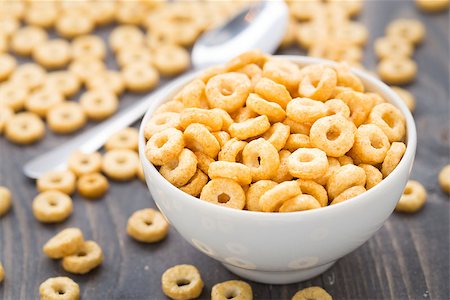 simsearch:400-04866989,k - Bowl of honey corn rings. Daily breakfast. Stockbilder - Microstock & Abonnement, Bildnummer: 400-07326747