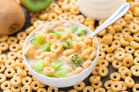 simsearch:400-07061592,k - Bowl of honey corn rings. Daily breakfast. Stock Photo - Budget Royalty-Free & Subscription, Code: 400-07326749