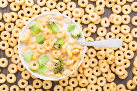 simsearch:400-03917186,k - Bowl of honey corn rings. Daily breakfast. Stock Photo - Budget Royalty-Free & Subscription, Code: 400-07326754