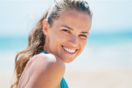 simsearch:400-06174351,k - Portrait of smiling young woman on beach Foto de stock - Super Valor sin royalties y Suscripción, Código: 400-07327012