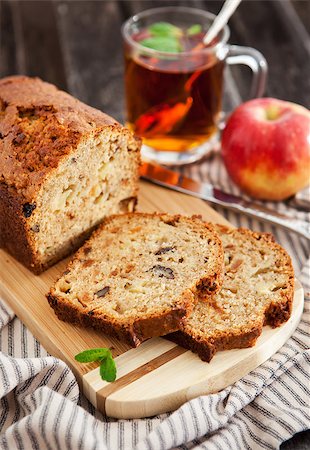 Apple nut cake on wooden board with cup of tea on the background Photographie de stock - Aubaine LD & Abonnement, Code: 400-07328054