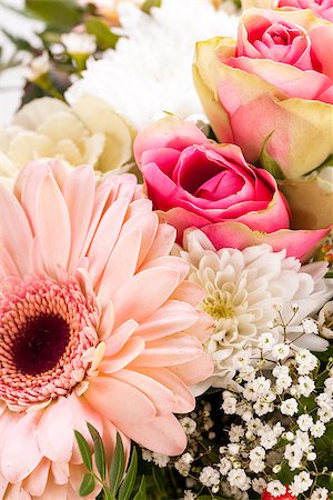 simsearch:689-03124881,k - Bouquet of fresh pink and white flowers with a gerbera daisy, dahlia and roses in a close up view as a background for celebrating Mothers Day, a birthday, anniversary, Valentines or a special occasion Foto de stock - Super Valor sin royalties y Suscripción, Código: 400-07328440