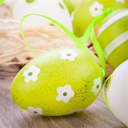 easter basket not people - Collection of four hand decorated colourful green Easter eggs with different patterns displayed in straw, close up view Foto de stock - Super Valor sin royalties y Suscripción, Código: 400-07328494