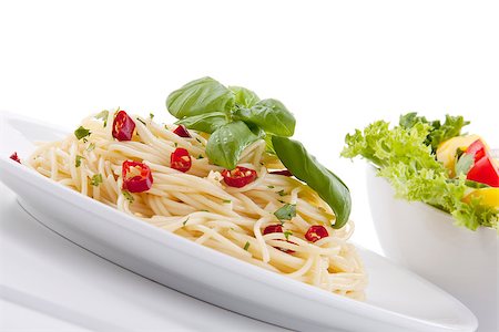 simsearch:400-06076521,k - fresh pasta with chilli and basil with salad isolated on white background Stockbilder - Microstock & Abonnement, Bildnummer: 400-07328544