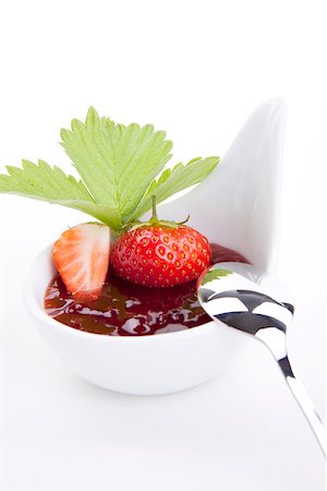 simsearch:400-05345418,k - deliscious strawberry jam with fresh fruits for breakfast isolated on white background Photographie de stock - Aubaine LD & Abonnement, Code: 400-07328558