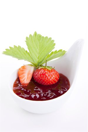 simsearch:400-05345418,k - deliscious strawberry jam with fresh fruits for breakfast isolated on white background Photographie de stock - Aubaine LD & Abonnement, Code: 400-07328559