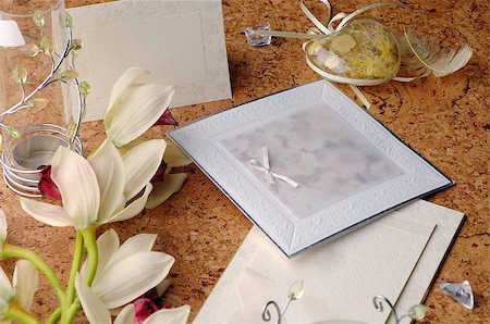 simsearch:400-07679396,k - Bouquet of flowers on a table, blank card with copy space to add your own message Foto de stock - Super Valor sin royalties y Suscripción, Código: 400-07329279