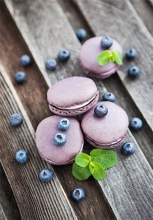 Violet french macarons with blueberry and mint on wooden table Stockbilder - Microstock & Abonnement, Bildnummer: 400-07329290