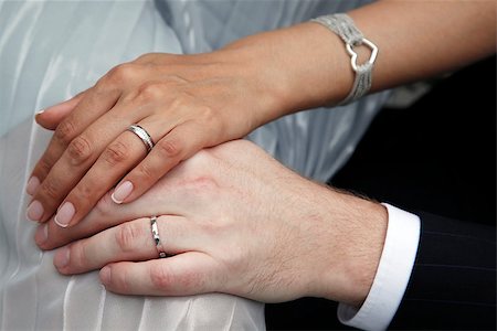 Hand of the groom and the bride with wedding rings Foto de stock - Super Valor sin royalties y Suscripción, Código: 400-07320310