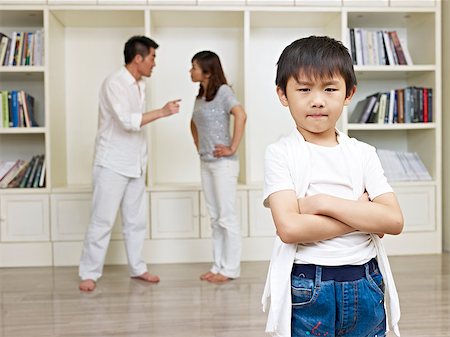 simsearch:400-04603456,k - 6-year old asian boy with quarreling parents in background. Foto de stock - Royalty-Free Super Valor e Assinatura, Número: 400-07320445