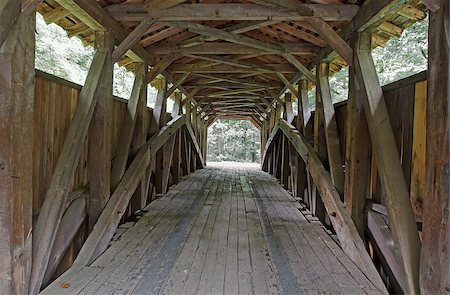 ponte coperto - The interior of Clay's Covered Bridge.The bridge located in Perry County, Pennsylvania,was built in 1890. It is a Burr-arch truss bridge. Fotografie stock - Microstock e Abbonamento, Codice: 400-07320973
