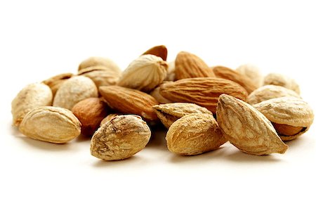 simsearch:400-07210943,k - pile of peeled and inshell almonds - delicious and healthy nuts Stock Photo - Budget Royalty-Free & Subscription, Code: 400-07321358