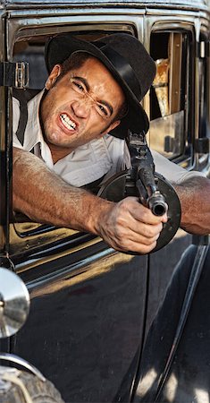 simsearch:400-07313982,k - 1920s vintage gangster shooting gun from car window Stockbilder - Microstock & Abonnement, Bildnummer: 400-07321446