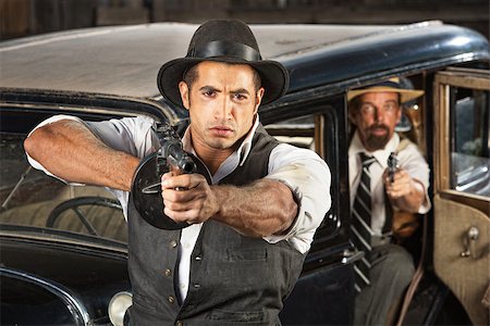 simsearch:400-07313982,k - Tough 1920s vintage gangsters by car with weapons Stockbilder - Microstock & Abonnement, Bildnummer: 400-07321458