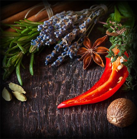 simsearch:400-06365740,k - Beautiful spices and herbs on an old dark wooden board Stockbilder - Microstock & Abonnement, Bildnummer: 400-07321608
