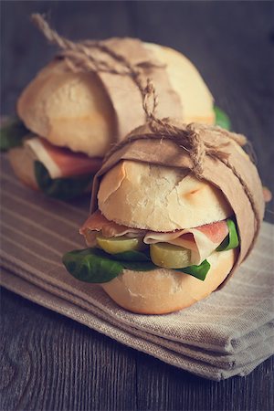 sliced ham rolls - Fresh sandwiches with ham and vegetables. Rustic style. Foto de stock - Super Valor sin royalties y Suscripción, Código: 400-07321618