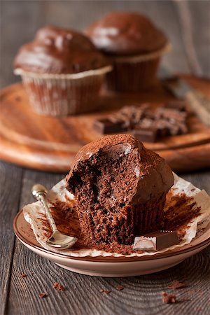 simsearch:685-02937889,k - Delicious chocolate muffins with spoon and chocolate bar close-up. Foto de stock - Super Valor sin royalties y Suscripción, Código: 400-07321646