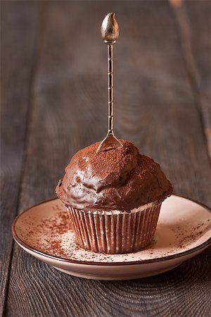 simsearch:400-08735386,k - Delicious chocolate muffin with spoon close-up. Foto de stock - Super Valor sin royalties y Suscripción, Código: 400-07321647