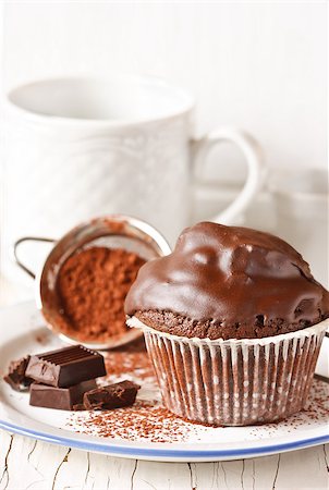 simsearch:685-02937889,k - Sweet chocolate muffin on a white plate. Foto de stock - Super Valor sin royalties y Suscripción, Código: 400-07321648