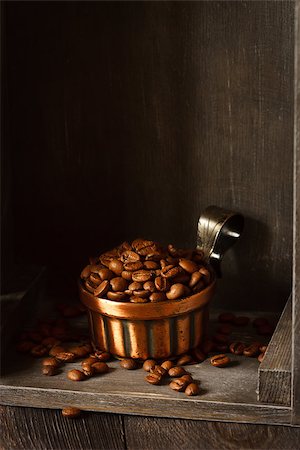 simsearch:400-08672864,k - Roasted coffee beans in a metal cup. Foto de stock - Super Valor sin royalties y Suscripción, Código: 400-07321649