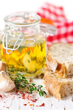 simsearch:400-06096133,k - Garlic olive oil with thyme and fresh bread. Fotografie stock - Microstock e Abbonamento, Codice: 400-07321654