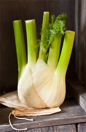 simsearch:400-05292254,k - Fresh fennel bulb on a wooden background. Selective focus. Photographie de stock - Aubaine LD & Abonnement, Code: 400-07321665