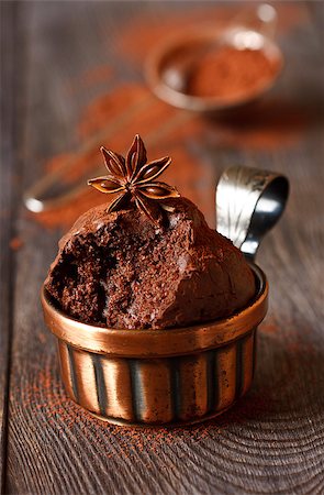 simsearch:614-03903060,k - Delicious chocolate muffins with anise star and cocoa close-up. Photographie de stock - Aubaine LD & Abonnement, Code: 400-07321668