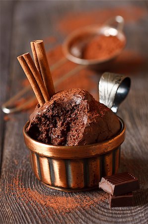 simsearch:614-03903060,k - Delicious chocolate muffins with cinnamon and chocolate bar close-up. Photographie de stock - Aubaine LD & Abonnement, Code: 400-07321669