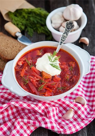 rote-beete-suppe - Ukrainian and russian national red borsch with sour cream Stockbilder - Microstock & Abonnement, Bildnummer: 400-07321689