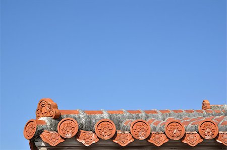 Detail from a traditional tiled roof at the island Okinawa in Japan Foto de stock - Super Valor sin royalties y Suscripción, Código: 400-07321853