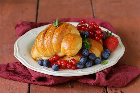 simsearch:400-07513413,k - fresh croissant with berries for breakfast on vintage plate Foto de stock - Super Valor sin royalties y Suscripción, Código: 400-07321914