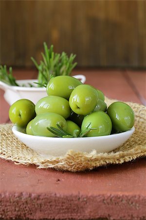 simsearch:400-06096133,k - green marinated olives in bowl on a wooden table Fotografie stock - Microstock e Abbonamento, Codice: 400-07321915