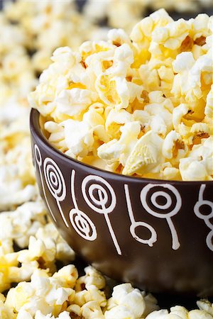 simsearch:400-04913050,k - Fresh popcorn in bowl on a wooden table Photographie de stock - Aubaine LD & Abonnement, Code: 400-07321999