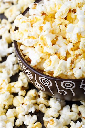 simsearch:400-04913050,k - Fresh popcorn in bowl on a wooden table Photographie de stock - Aubaine LD & Abonnement, Code: 400-07322000