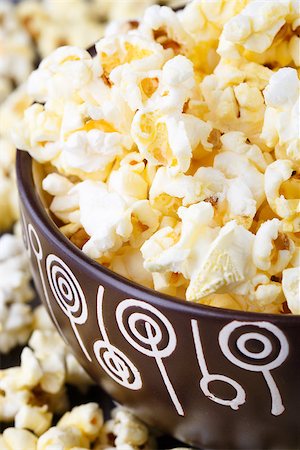 simsearch:400-04913050,k - Fresh popcorn in bowl on a wooden table Photographie de stock - Aubaine LD & Abonnement, Code: 400-07322001