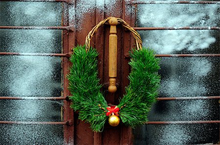 simsearch:400-04546543,k - Christmas wreath Foto de stock - Royalty-Free Super Valor e Assinatura, Número: 400-07322058
