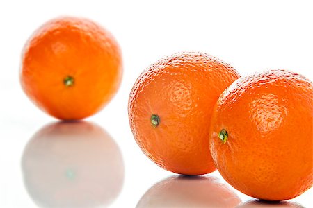 simsearch:400-07613620,k - Image of three orange mandarines on white background Stockbilder - Microstock & Abonnement, Bildnummer: 400-07322385