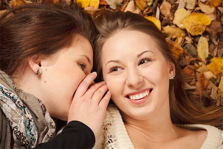 simsearch:400-07303759,k - closeup of two young females lying down in autumn forest talking Stockbilder - Microstock & Abonnement, Bildnummer: 400-07322810