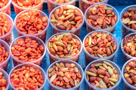 simsearch:400-05309215,k - Salted peanuts snack closeup at market stall Fotografie stock - Microstock e Abbonamento, Codice: 400-07322907