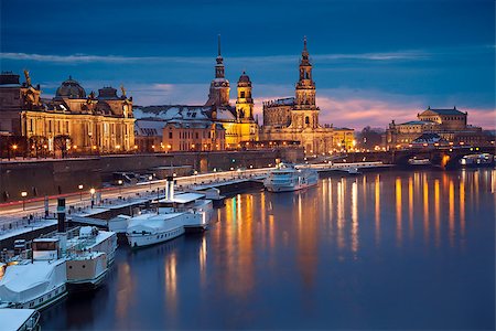 simsearch:841-06032524,k - Image of Dresden, Germany during twilight blue hour with Elbe River in the foreground. Foto de stock - Royalty-Free Super Valor e Assinatura, Número: 400-07323035