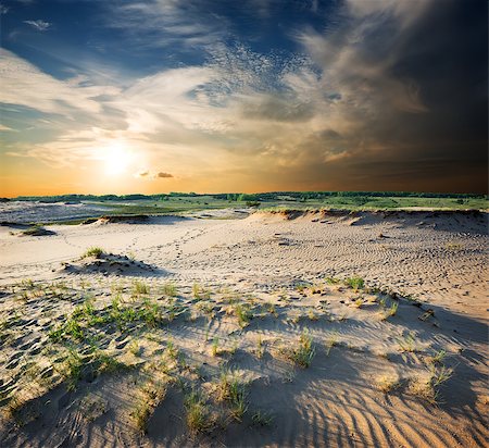 sunset ray - Cloudy sky and sunlight over sandy desert Photographie de stock - Aubaine LD & Abonnement, Code: 400-07323228