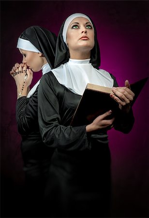 Two attractive young nuns with rosary beads and bible Foto de stock - Super Valor sin royalties y Suscripción, Código: 400-07323418